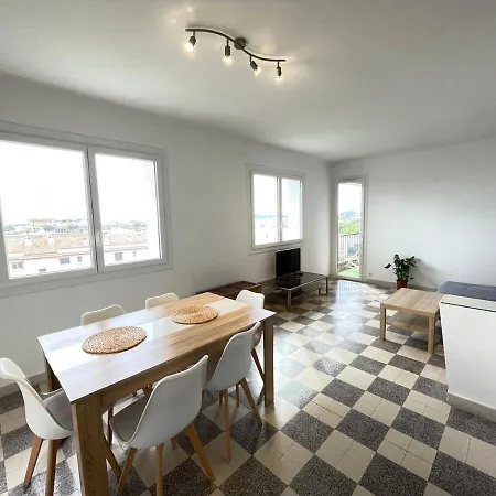 Apartment Bright With Sea Escape In